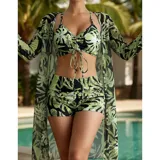 Conjunto de traje de baño de tres piezas con estampado de hojas tropicales en tonos blanco y negro. Incluye un top tipo tankini con cordón ajustable en el centro, un short de tiro alto y una camisa abierta de manga larga tipo salida de baño.