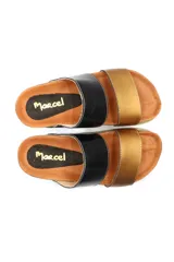 Sandalias tipo birkis con plataforma, base color suela y dos tiras, una de cuero negro con textura y otra dorada.