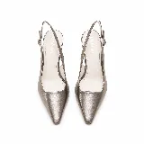 Zapato slingback de cuero metalizado peltre, con punta fina, taco fino y tira trasera regulable con hebilla.