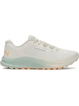 Championes de trail running Under Armour modelo Charged Bandit TR 3, en tono beige con detalles en verde agua y naranja. Presentan una parte superior de malla técnica transpirable con refuerzos estratégicos, entresuela Charged Cushioning para mayor amortiguación y suela con tacos técnicos para tracción en terrenos irregulares.