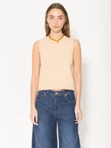 Top tipo chaleco sin mangas color beige, de calce normal y diseño minimalista.