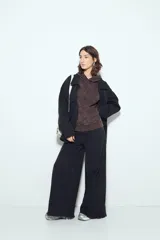 Buzo canguro color marrón oscuro con efecto lavado, calce relajado, capucha integrada, bolsillo frontal tipo canguro y terminaciones clásicas en puños y ruedo.