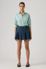 Minifalda de denim azul oscuro con diseño de godets que crean un efecto plisado y acampanado. Presenta costuras visibles y un corte estructurado.