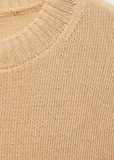 Jersey de punto medio color tostado, de manga corta, con cuello redondo y diseño corto recto.