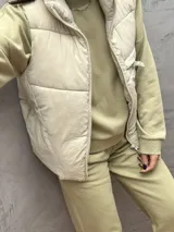 Buzo de cuello redondo y manga larga, confeccionado en tejido suave de color verde sage, con puños y cintura acanalados.