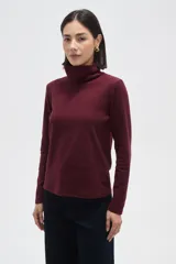 Polera de manga larga con cuello alto, confeccionada en tejido de punto suave.