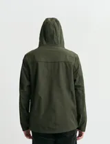 Campera softshell color verde militar, con capucha ajustable, cierre frontal completo y bolsillo vertical en el pecho con detalles en naranja.