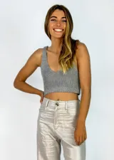 Top tejido plateado con breteles anchos y escote en V.