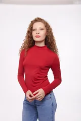 Top color beige, de cuello alto y mangas largas.