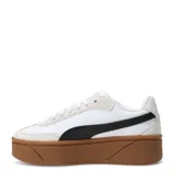 Championes Puma Club II Era con diseño de plataforma, confeccionados en una combinación de cuero sintético y gamuza en color negro. Presentan la icónica franja lateral de Puma en color blanco, detalles de marca en dorado y una suela de goma gruesa en tono caramelo.