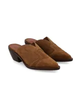 Zueco de gamuza marrón con diseño de punta fina y costuras de estilo tejano, tacón ancho de madera y suela texturizada.
