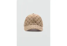 Gorra de béisbol color beige con estampado geométrico de rombos y monogramas en tono marrón. Cuenta con visera curva y hebilla metálica de ajuste en la parte posterior.