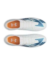 Championes de fútbol Under Armour UA Shadow Pro 4 FG, en color blanco con detalles en azul y naranja, diseñados para ofrecer velocidad y agilidad en césped natural.