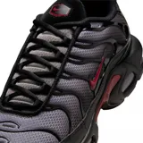 Championes Nike Air Max Plus con diseño degradado de gris a negro, estructura de soporte ondulada, logo Swoosh en rojo y unidades de aire visibles en la entresuela.