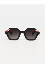 Lentes de sol Tiwi modelo Dalia, con armazón hexagonal de acabado mate en color negro, detalles en rosa y rojo, y cristales degradados oscuros.