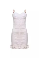 Vestido corto blanco con diseño texturizado, drapeado central, tirantes decorados con detalles dorados y ruedo con volados.