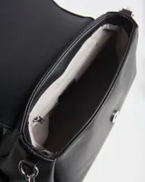 Cartera chica XL Extra Large de símil cuero negro con textura granulada, asa superior y correa bandolera regulable y desmontable. Cuenta con solapa frontal con logo grabado, detalle de tira con cierre giratorio metálico plateado y herrajes a tono.