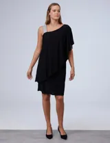 Vestido corto negro de RM Richards, con un hombro descubierto y una manga corta con volado. Presenta un aplique de lentejuelas plateadas en el tirante.