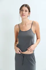 Musculosa de breteles finos en color gris oscuro, con escote redondo y corte al cuerpo.