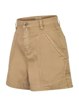 Short de gabardina color beige, de talle alto con trabillas para cinto, bolsillos laterales diagonales amplios con costuras reforzadas y cierre frontal con botón metálico y cremallera.