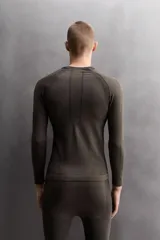 Camiseta térmica de manga larga color verde oscuro, con cuello redondo y diseño ajustado al cuerpo.