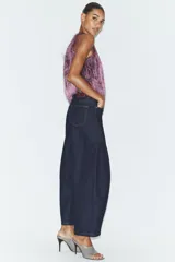 Jeans de tiro medio con corte balloon leg y largo al tobillo. Presenta diseño de cinco bolsillos, cintura con trabillas y cierre frontal con cremallera y botón metálico.