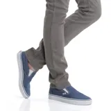 Championes Vans Classic Slip-On celestes, de capellada baja de lona sin cordones, con elástico lateral y suela de goma blanca.