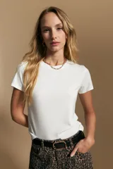 Remera básica de manga corta con cuello redondo y silueta ajustada, confeccionada en una mezcla de lyocell y elastano que proporciona una textura suave, liviana y elástica.