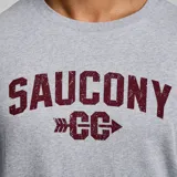 Remera gris de Saucony con logo de la marca estampado en el pecho en color bordó.