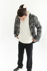 Sobrecamisa de paño con diseño escocés a cuadros en tonos gris, verde y marrón.