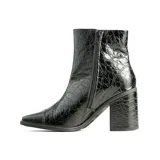 Bota corta de cuero negro con textura tipo cocodrilo, diseño de caña media, taco cuadrado y punta redondeada.