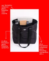 Bolso tipo tote de diseño urbano, confeccionado en material impermeable acolchado de color negro. Cuenta con doble asa de hombro, compartimento principal con cierre, bolsillo frontal con cierre y detalle de logo circular en la parte superior.