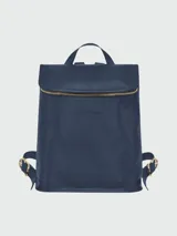 Mochila Longchamp modelo Le Foulonné M de cuero color azul marino, con solapa frontal, cierre de cremallera metálica dorada, asa superior y correas ajustables con hebillas doradas.