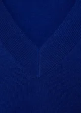 Jersey de punto fino con cuello en pico y manga larga, de diseño recto y corte clásico.