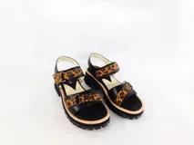 Sandalias de cuero negras con estampado animal print, plataforma y suela track.