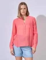 Blusa color salmón de gasa marca Zac & Rachel, con cuello a la base, escote en V, botones y detalle plisado en la parte delantera. Mangas largas regulables con presilla y botón.