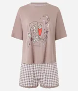 Conjunto de pijama compuesto por una remera de algodón color beige con estampado frontal místico y un short con estampado de cuadros vichy, cintura elástica y detalle de encaje en el ruedo.