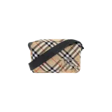 Bandolera Burberry con el clásico estampado Vintage Check en tonos beige, negro y rojo, con diseño del caballero ecuestre bordado. Cuenta con una correa ancha ajustable de tejido negro y cierre superior con cremallera.