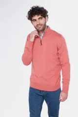 Buzo de tejido fino en hilo de algodón, color rosado, con cuello alto y cierre frontal parcial con detalle en cuero. Presenta puños y ruedo acanalados y un pequeño logo bordado en el pecho.