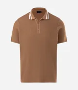 Remera polo marrón de tejido de tricot texturizado, de manga corta, con cuello polo abotonado y detalles de rayas blancas en el cuello.