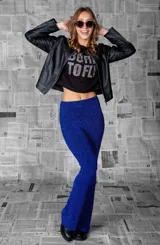 Pantalón acampanado de tiro medio confeccionado en tejido azul con textura y lurex.