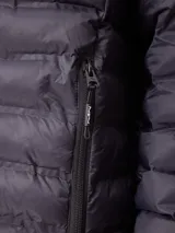 Campera puffer negra con capucha, cierre frontal completo y bolsillos laterales con cierre. Diseño acolchado horizontal con logo de la marca en el pecho.