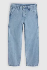 Jeans Levis modelo 568 Loose Straight Carpenter de calce holgado y recto, color azul claro con lavado desgastado, tiro medio y estilo carpintero con bolsillos laterales utilitarios.