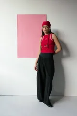 Top deportivo rojo con breteles finos y corte debajo del busto.