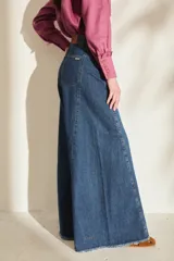 Jean de corte wide leg, tiro alto y diseño super amplio con botamanga sin costura y flecos. Color azul clásico.