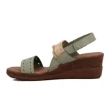 Sandalia de taco chino color marrón, con tiras de cuero con perforaciones y detalles textiles en el empeine, y tira ajustable en el talón.