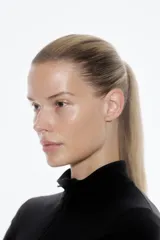 Campera deportiva corta de color negro con cierre frontal, cuello alto y mangas largas con abertura para el pulgar.