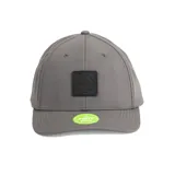 Gorro gris con logo de Maui and Sons en un parche de cuero sintético negro en el frente.