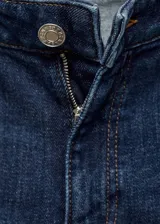 Jeans tiro medio de corte campana y estilo flare, con diseño de cinco bolsillos, trabillas para cinto y cierre delantero de cremallera y botón.