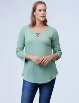 Blusa verde agua en tejido texturado, con cuello redondo y escote en V con aplique de aros metálicos.